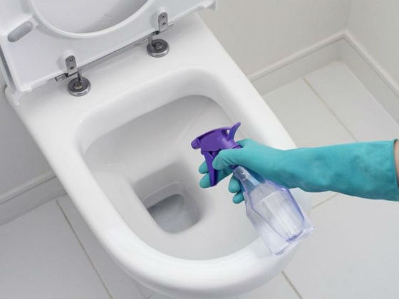 Scapa de bacteriile din toaleta de acasa in 2 timpi si 3 miscari!
