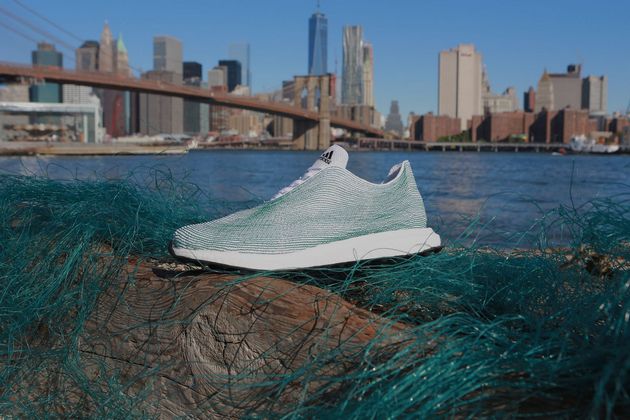 adidas si Parley for the Oceans sarbatoresc a cincea aniversare a colaborarii lor si isi reinnoiesc angajamentul de a lupta impotriva poluarii globale cu plastic