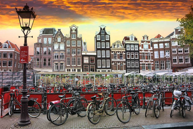 1 Decembrie pentru Millennials: Vacante la Amsterdam sau Valencia, cu bugete de travel peste medie